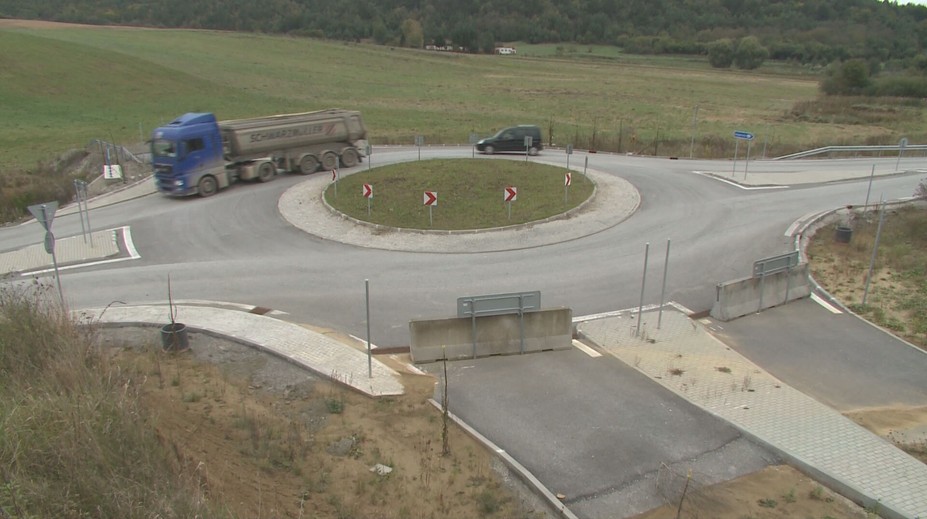 Kruhový objazd pri Prešove postavili načierno na súkromných pozemkoch. Nové odbočky pritom nikam nevedú