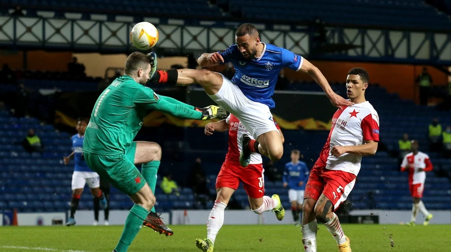 Kemar Roofe spoznal definitívny trest za brutálny kop do hlavy brankára Slavie