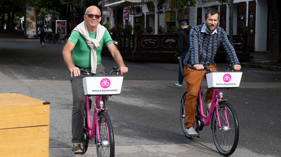 V Bratislave spustili nový systém zdieľaných bicyklov, tentoraz vládne ružová