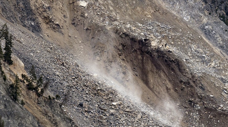 Padajúce skaly ich minuli len o vlások, kvôli hroziacemu nebezpečenstvu evakuovali celú dedinu