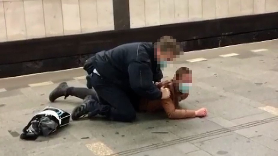 VIDEO: Revízor sa na stanici pražského metra pobil s cestujúcou. Svedkyňa hovorí o brutalite