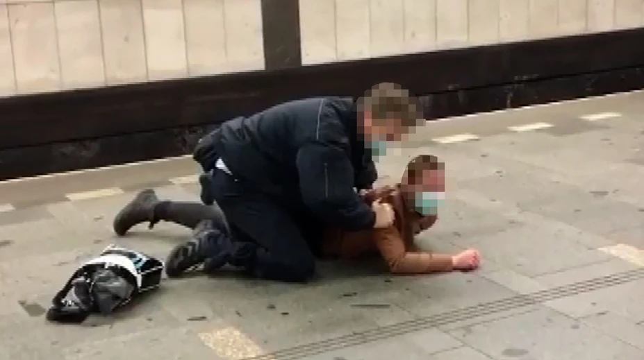 VIDEO: Revízor sa na stanici pražského metra pobil s cestujúcou. Svedkyňa hovorí o brutalite