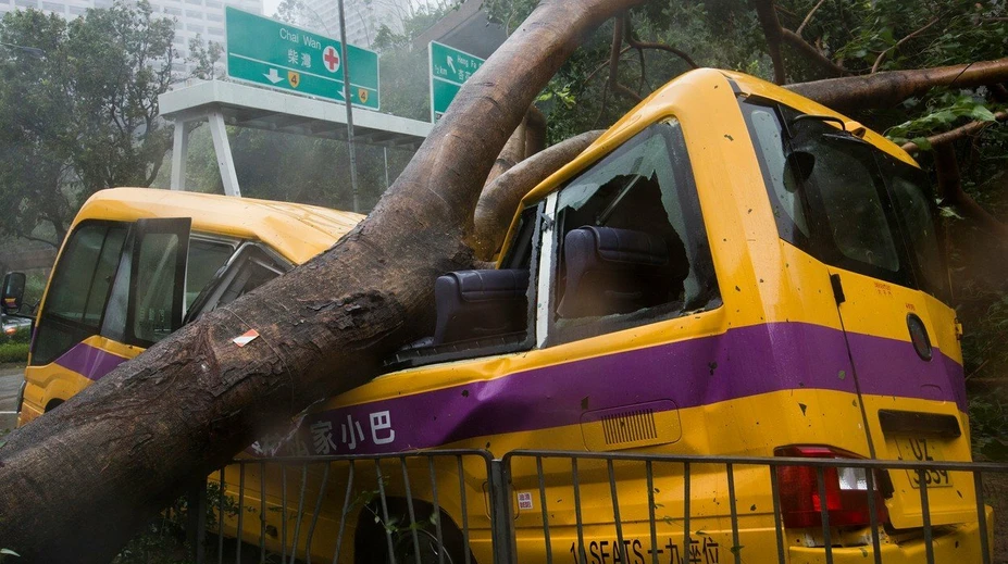 Katastrofické zábery z Hongkongu: Tajfún Mangkhut po sebe zanechal obrovskú spúšť