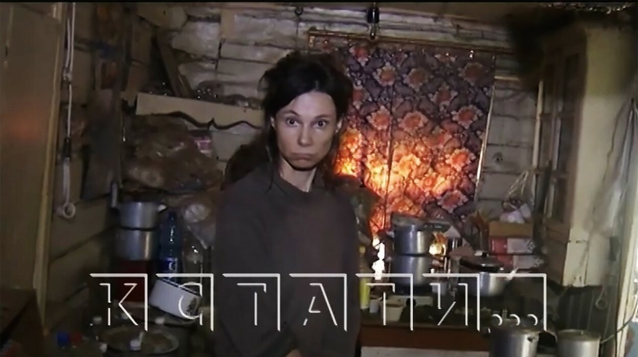 Matka držala svoju dcéru 26 rokov v neľudských podmienkach, kŕmila ju jedlom pre mačky