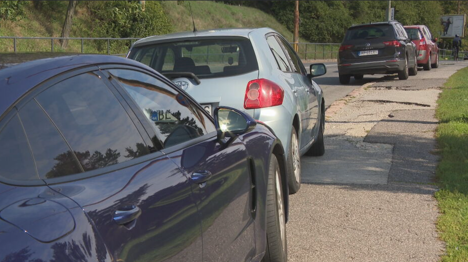 Už rok je zakázané parkovať na chodníkoch. Vodiči v mestách poslúchli, no v obciach je to inak