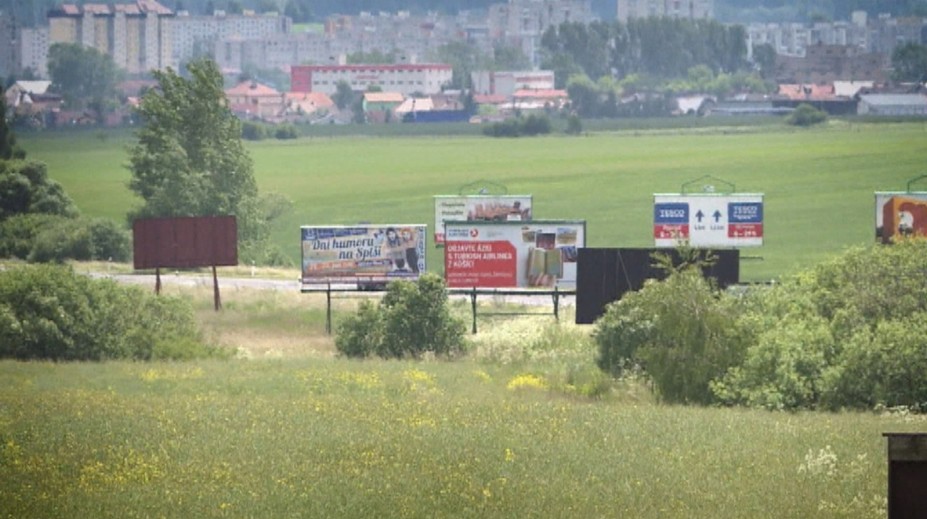 Reklama je už neúnosná. Aktivisti odstraňujú bilbordy a iné nosiče na vlastnú päsť