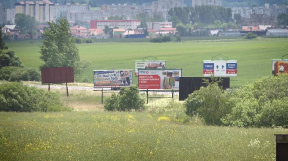 Reklama je už neúnosná. Aktivisti odstraňujú bilbordy a iné nosiče na vlastnú päsť