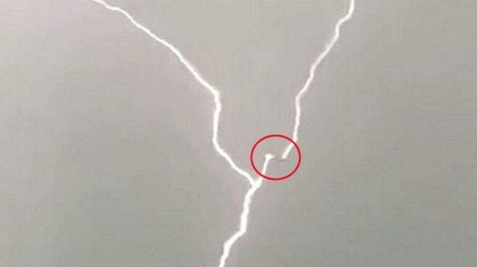 VIDEO: Unikátny okamih. Lietadlo v zlomku sekundy zasiahli tri blesky