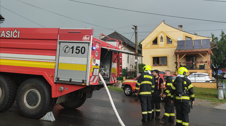 FOTO: Blesk udrel do stodoly v obci Brezovička, vypukol požiar