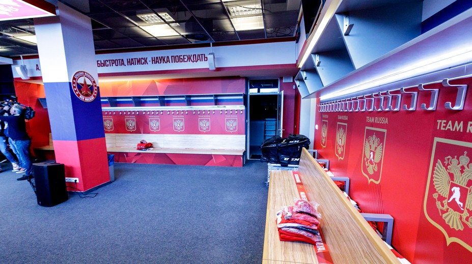 Rusi dostali honosnú šatňu. Viacero motivačných fráz sme našli aj v českom tábore