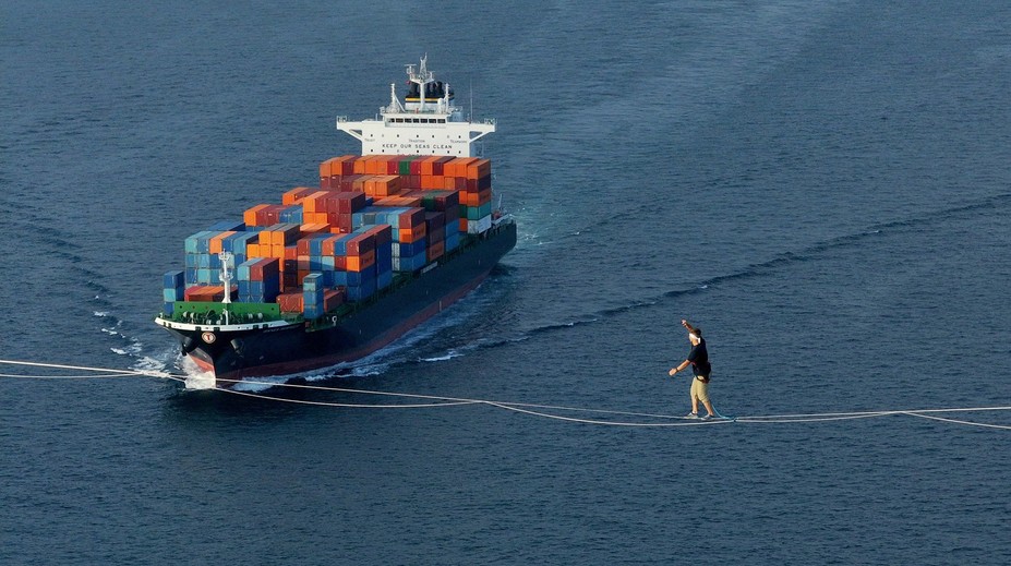 VIDEO: Obdivuhodný kúsok estónskeho kaskadéra. Na lane prešiel ponad slávny most z Ázie do Európy