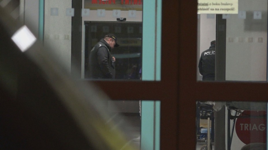 Záhadný prípad v Žiline. Na urgente sa objavil mladý muž s dobodaným krkom