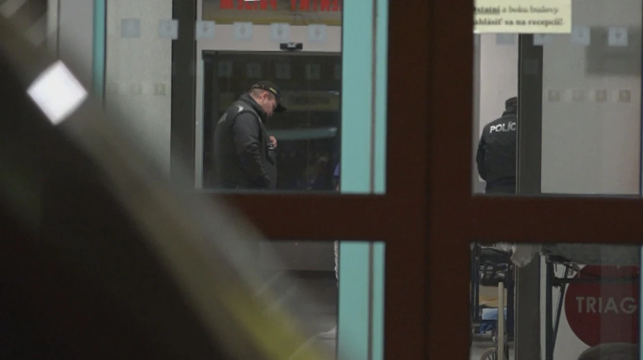 Záhadný prípad v Žiline. Na urgente sa objavil mladý muž s dobodaným krkom
