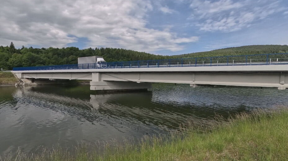 Vynovili ho za státisíce a nevydržal ani dva roky. Zvažuje sa výstavba úplne nového mosta v Podvaží