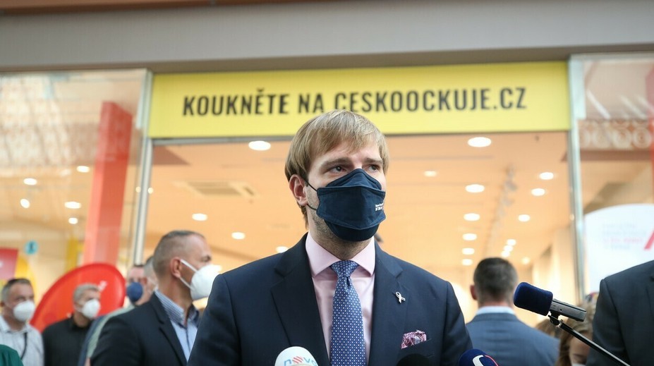 Český Najvyšší správny súd zrušil povinné nosenie respirátorov v budovách i MHD