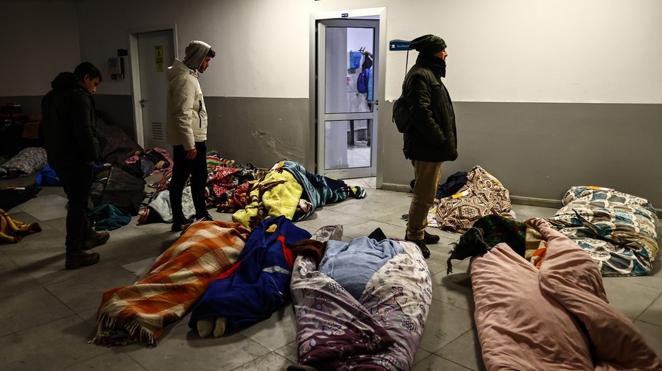 V márniciach a na cintorínoch už nie je miesto. Telá ležia po zemetrasení prikryté na uliciach