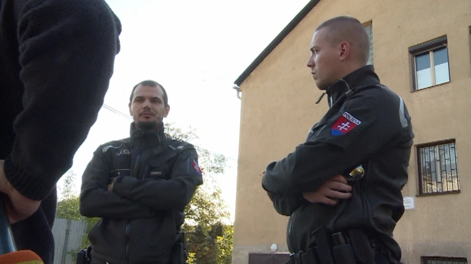 Dvaja policajní hrdinovia zachránili život trojročnému dievčatku