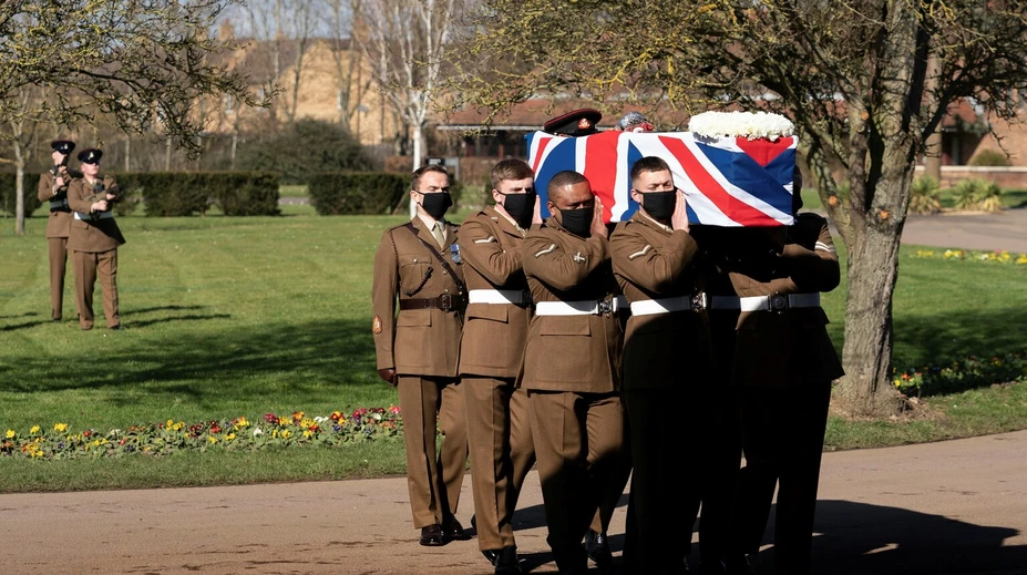Británia sa rozlúčila s hrdinom pandémie, 100-ročným kapitánom Tomom