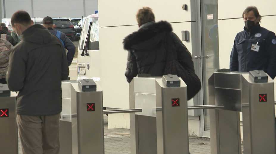 Sťažnosti zamestnancov pribúdajú. Firmy ich nútia, aby si testovanie dodatočne nadrobili