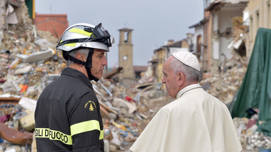 Pápež neočakávane navštívil mesto Amatrice zničené zemetrasením