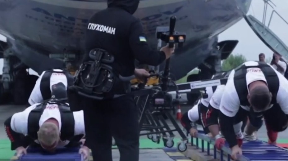 VIDEO: Siláci to dokázali. Podarilo sa im ťahať najťažšie lietadlo na svete