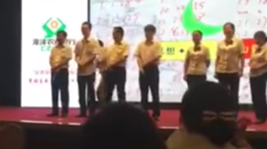 Choré praktiky? Zamestnanci banky dostali za zlé výkony palicou po zadku