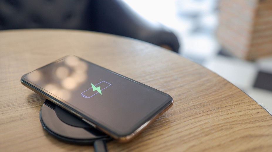 Väčšina ľudí nabíja mobil nesprávne. Týmito chybami skracujete jeho životnosť