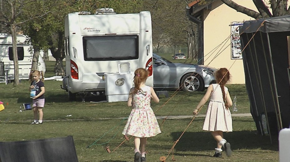 Kočovní Íri už táboria na Seneckých jazerách. Prišli o niečo skôr