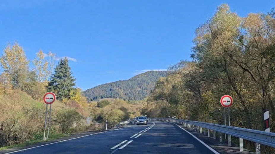 Nové značenie na slovenských cestách pozná málokto: Vodičov mätú dvojité čiary na vozovke. Kompetentní reagujú