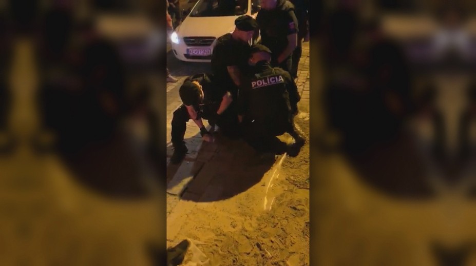 Policajt jednou ranou poslal mladíka k zemi a ďalší mu uštedril rany. Takýto je záver vyšetrovania