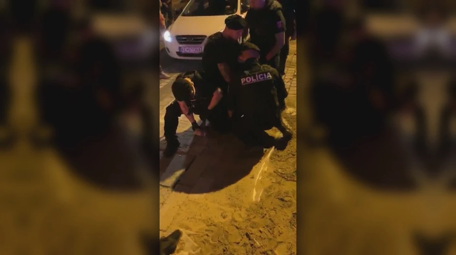 Policajt jednou ranou poslal mladíka k zemi a ďalší mu uštedril rany. Takýto je záver vyšetrovania