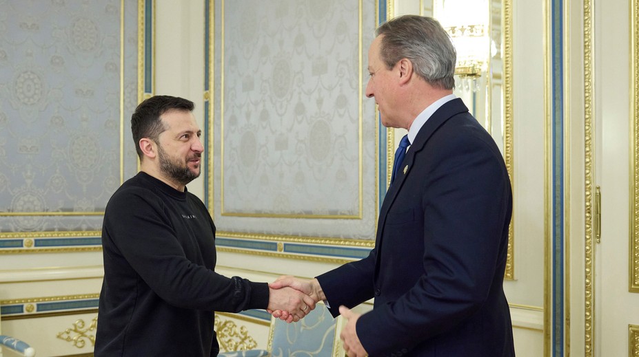 David Cameron sa na prvej zahraničnej ceste stretol na Ukrajine s Volodymyrom Zelenským