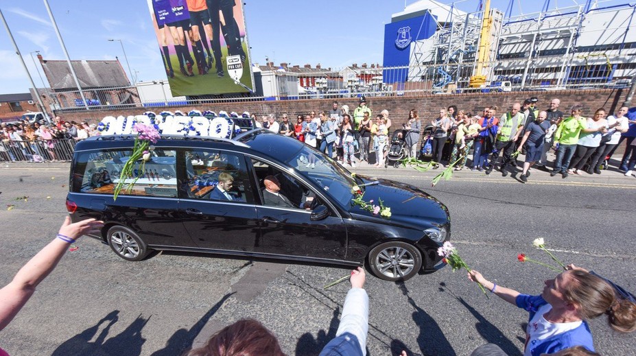 Si náš hrdina a bojovník. Ľudia sa naposledy prišli rozlúčiť s Alfie Evansom