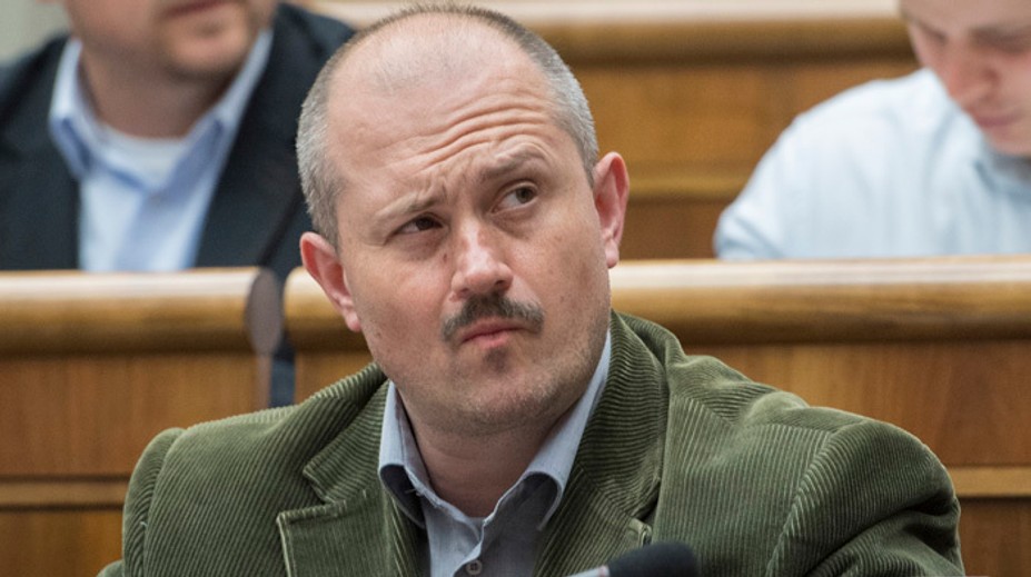 Kotleba sa zastal Mizíka. Aj on trvdí, že poslanec nevie pracovať s počítačom