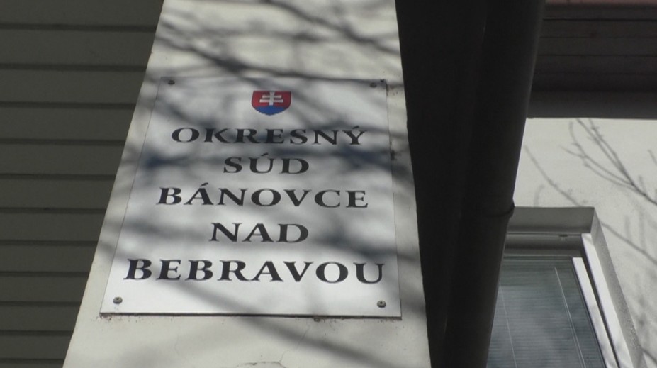 Roky si myslela, že jej manžel je mŕtvy. Súd v Bánovciach nad Bebravou ho dnes mal oživiť