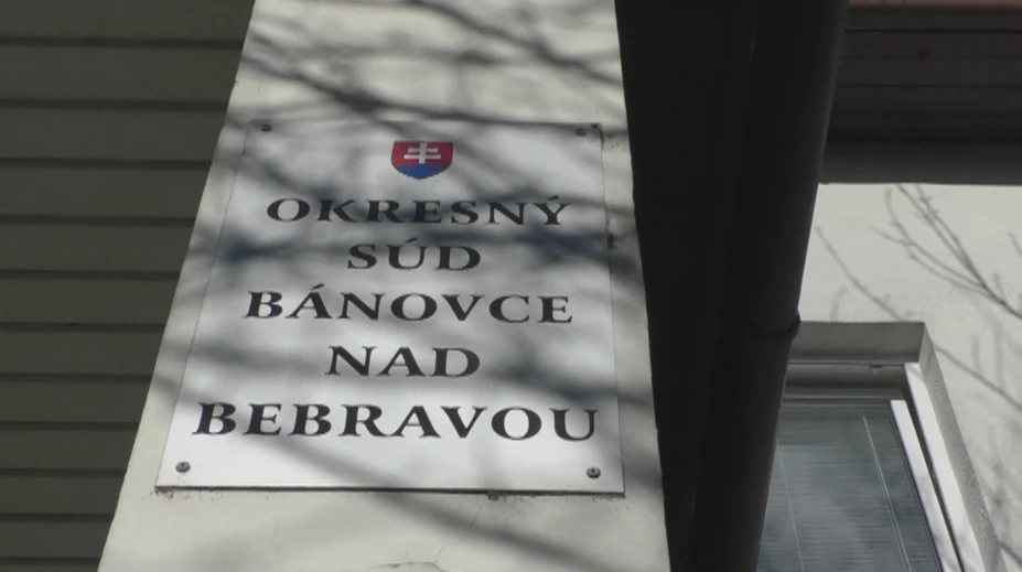 Roky si myslela, že jej manžel je mŕtvy. Súd v Bánovciach nad Bebravou ho dnes mal oživiť
