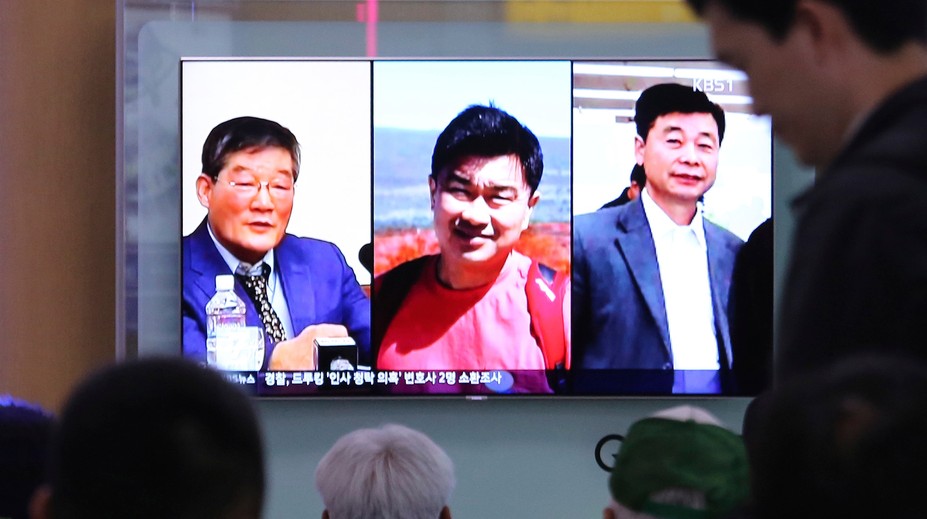 Kim ukázal pred sumitom s Trumpom dobrú vôľu, prepustil troch amerických väzňov