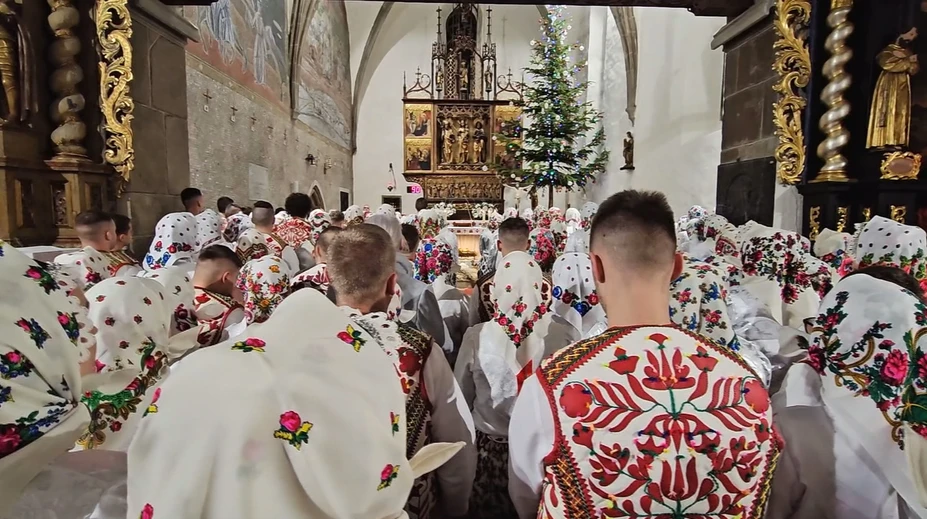GALÉRIA: Nádherné kroje a tradície. Polnočná omša v goralskej obci Lendak mala obrovské čaro