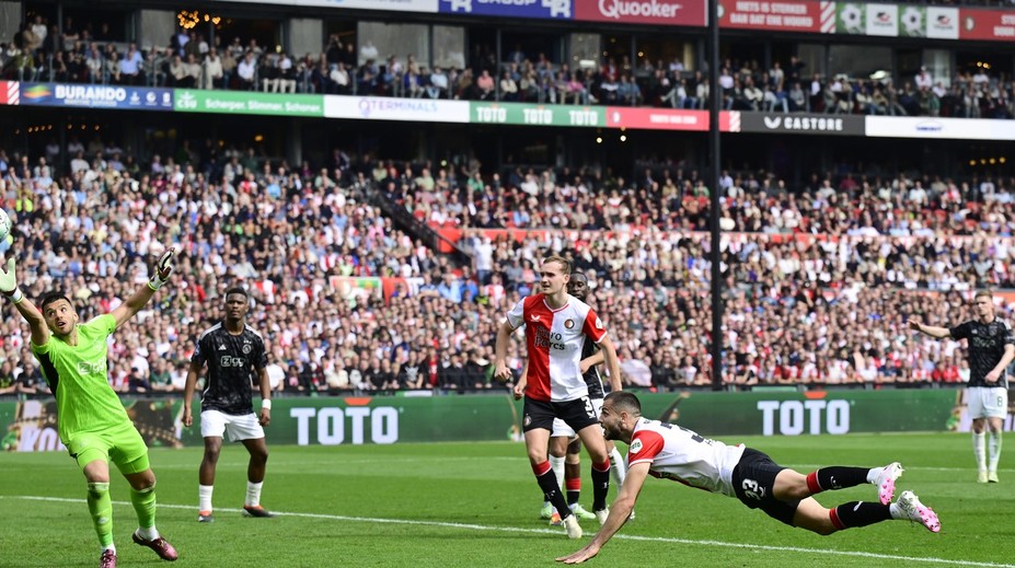 VIDEO: Asistencia nožničkami, potom Hanckova rybička. Feyenoord Ajaxu poriadne skazil nedeľu