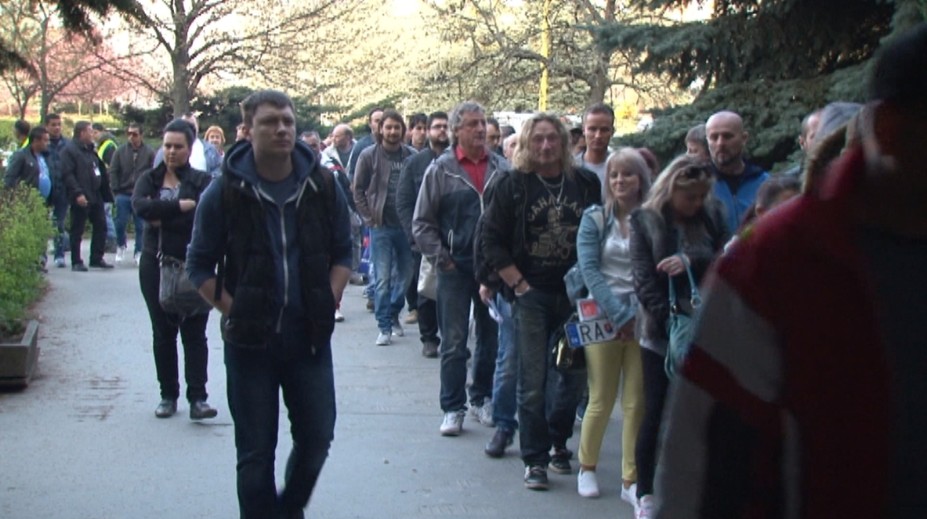 Ľudia stoja v radoch aj celý deň. Dopravné inšpektoráty nestíhajú