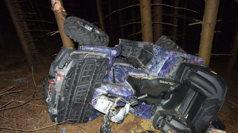 Tragická nehoda na Záhorí! Dvojica mužov na štvorkolke vletela do stromu
