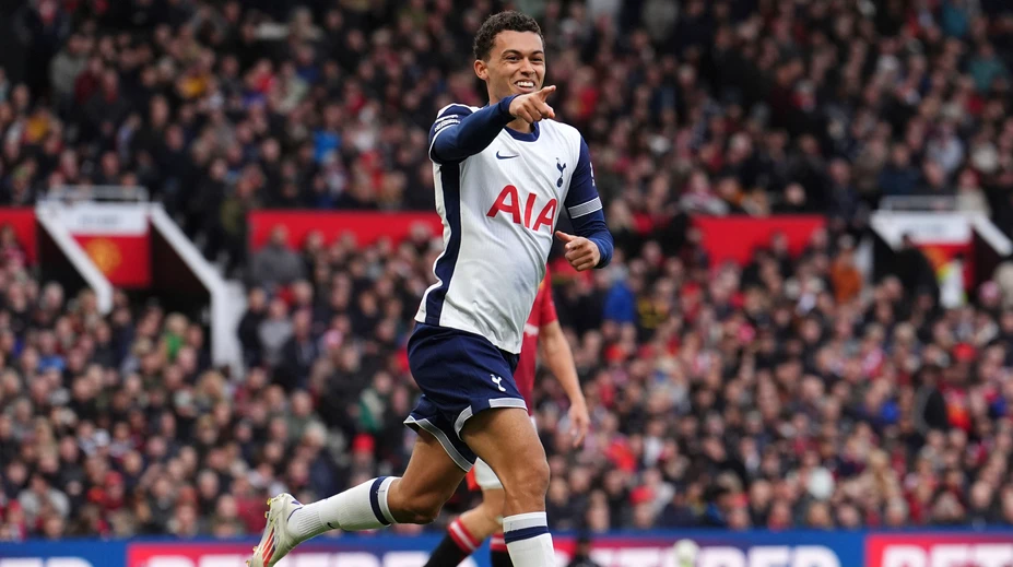 Tottenham dobyl Old Trafford a United padol na 12. priečku, červená pre Bruna. Ipswich ako najlepší nováčik