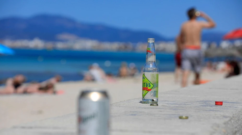 Zákazy v dovolenkovom raji. Ak si otvoríte pivo na pláži mimo určených miest, hrozí vám mastná pokuta
