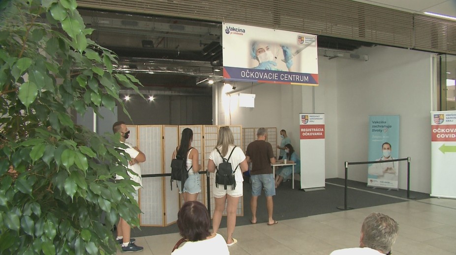 Medzi butikmi očkovacie stredisko. V Prešove spustili očkovanie v nákupnom centre