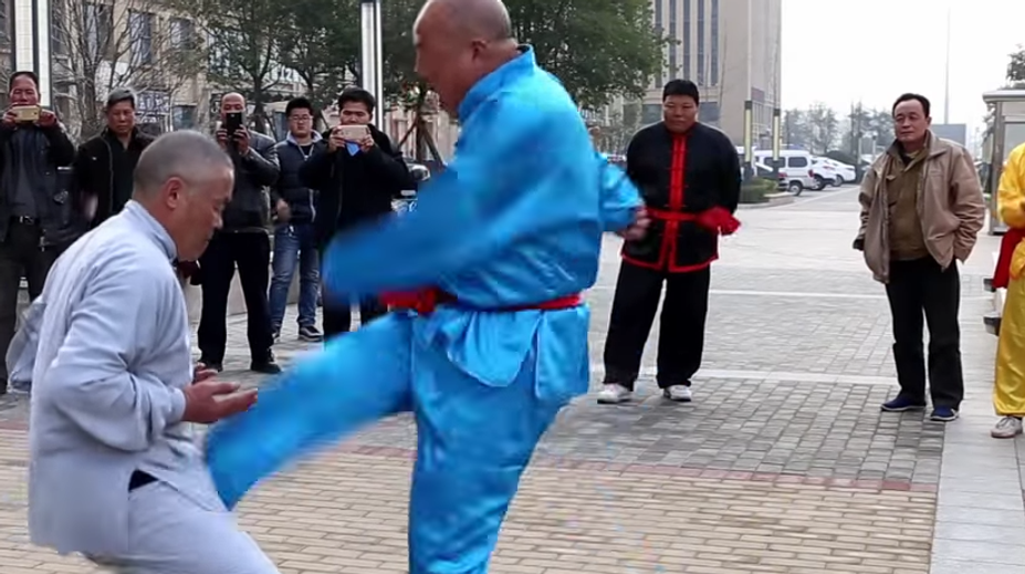 Nechali by ste sa dobrovoľne kopať do rozkroku? Vraj to zlepšuje erekciu