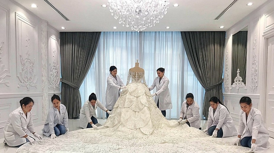 Komu patria tieto luxusné svadobné šaty? Zdobí ich 200-tisíc krištáľov Swarovski