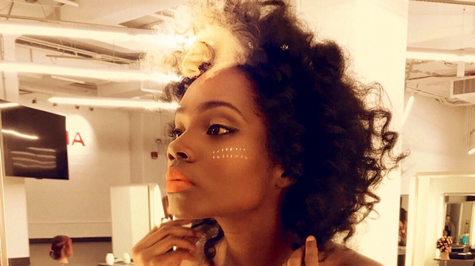 Deti ju prezývali skunk. Dnes vám z tejto modelky padne sánka