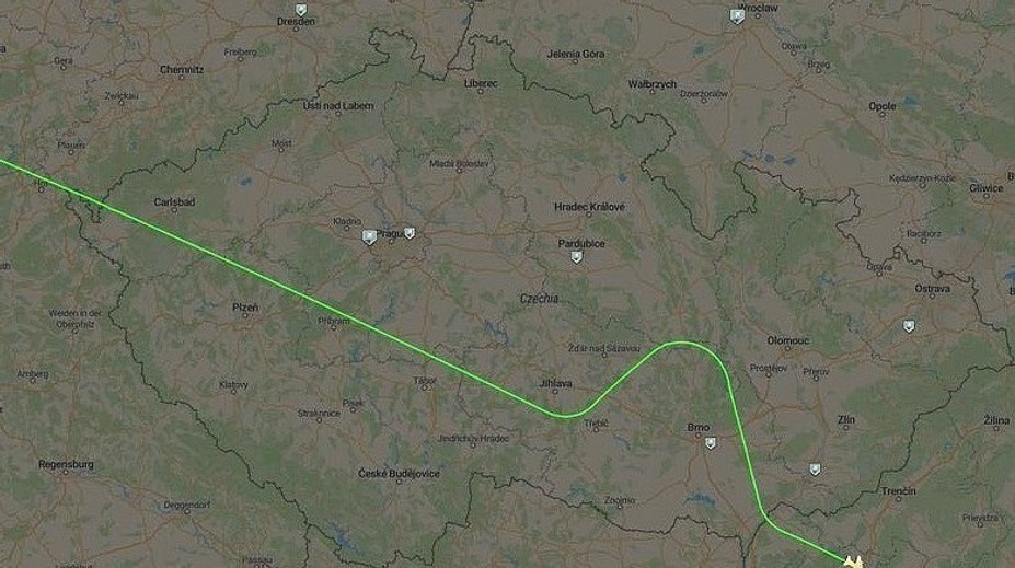 Lietadlo s Trumpom sa cestou do Indie oblúkom vyhlo českému mestu. Internet zaplavili vtipy