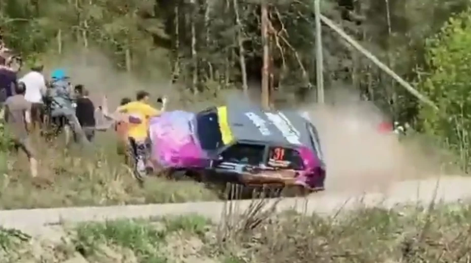 VIDEO: Centimetre od nešťastia. Pretekár nezvládol zákrutu, auto len tesne minulo dav