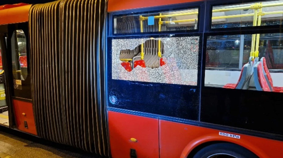 Polícia obvinila muža, ktorý po derby medzi Slovanom a Spartakom rozbil okno na autobuse MHD